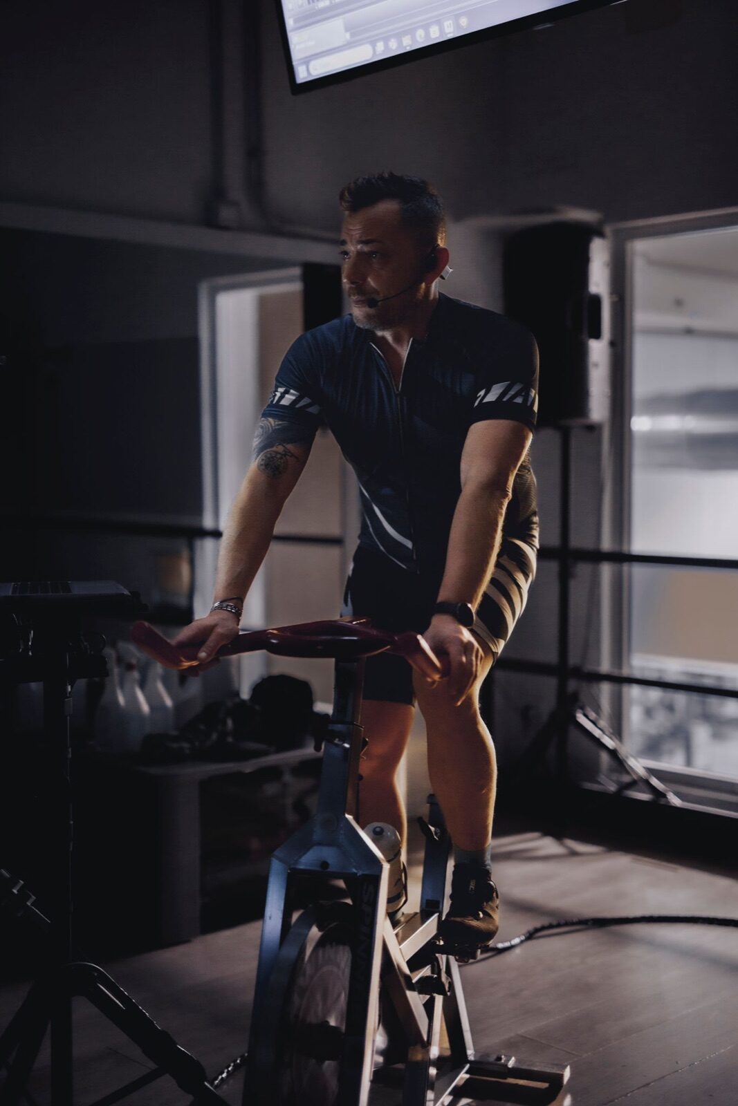 L'istruttore guida la lezione di spinning a Evolution Fitness Center