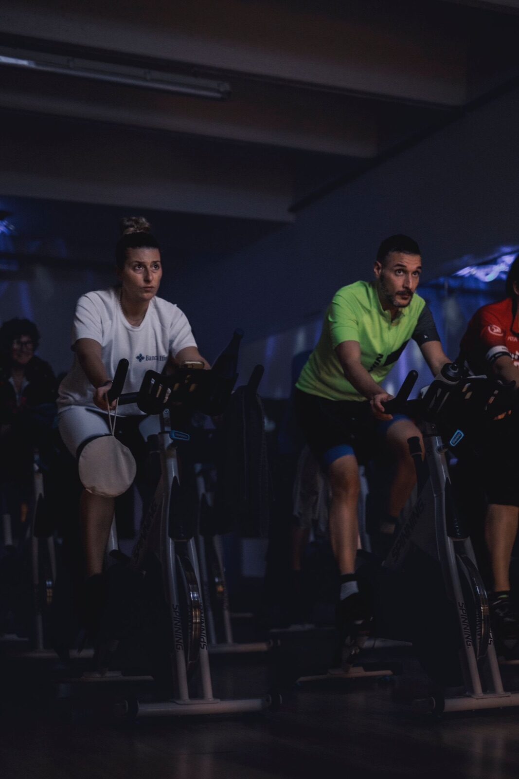 Lezione di spinning nella sala corsi di Evolution Fitness Center