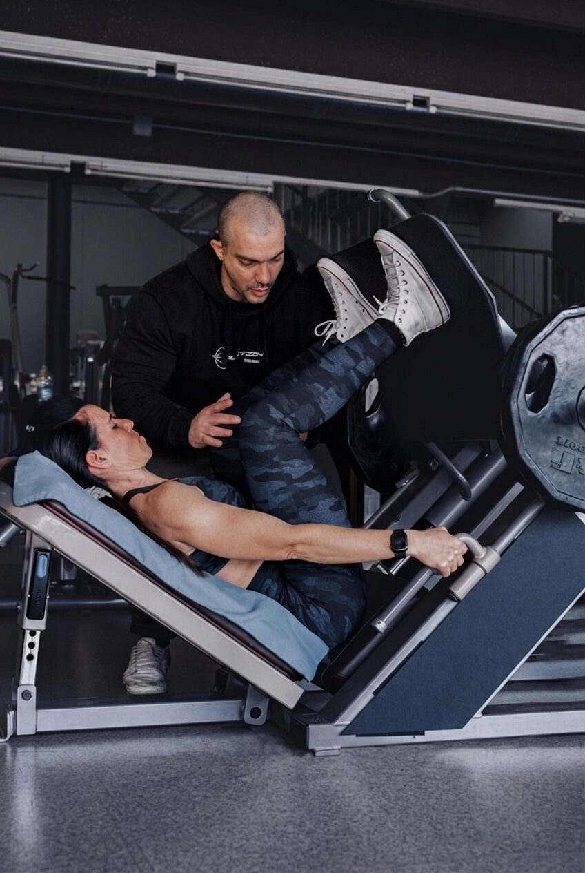 Leg press carica con dischi — area pesi liberi di Evolution Fitness